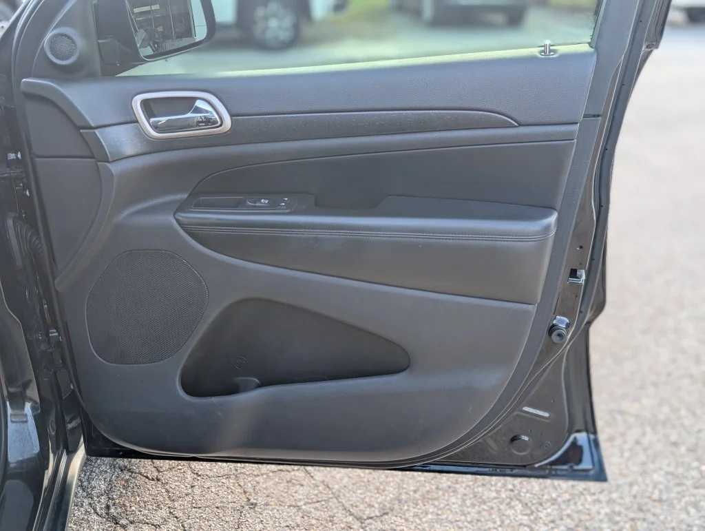 Used 2017 Black Jeep Laredo image 32