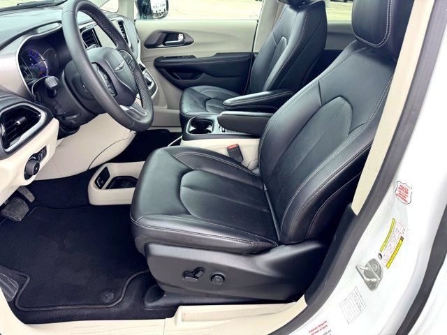 Used 2024 White Chrysler Select image 13