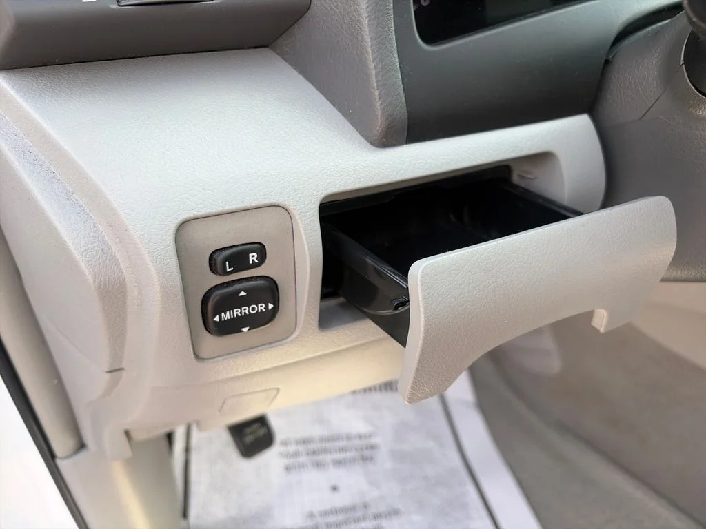 Used 2009 White Toyota XLE image 30