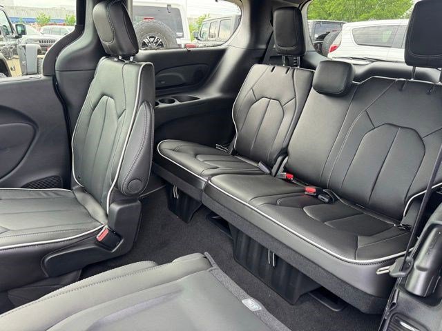 New 2027 Diamond Black Crystal Pearl-Coat Exterior Paint Chrysler Limited image 32