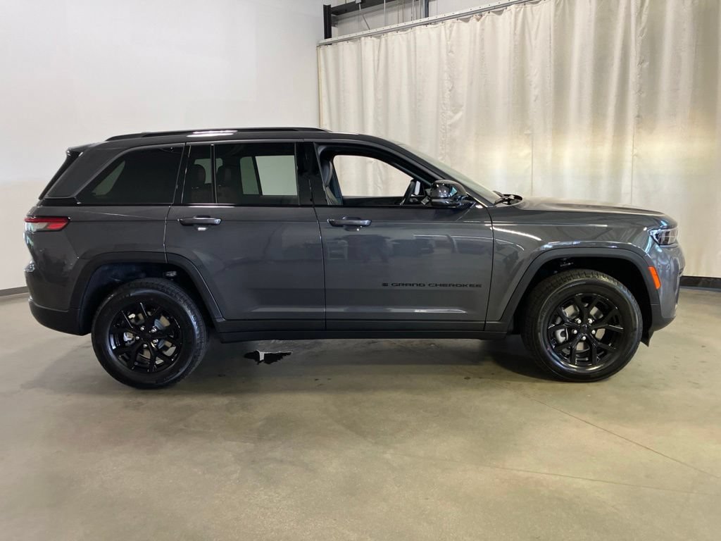 New 2026 Baltic Gray Metallic Clear-Coat Exterior Paint Jeep Laredo Altitude image 29