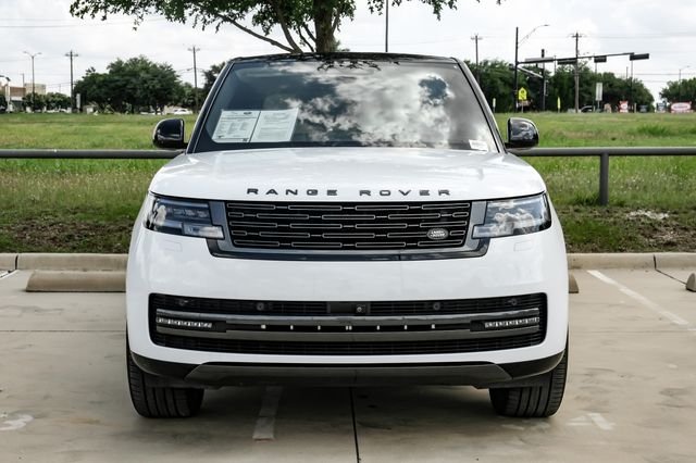 Used 2025 White Land Rover SE image 5