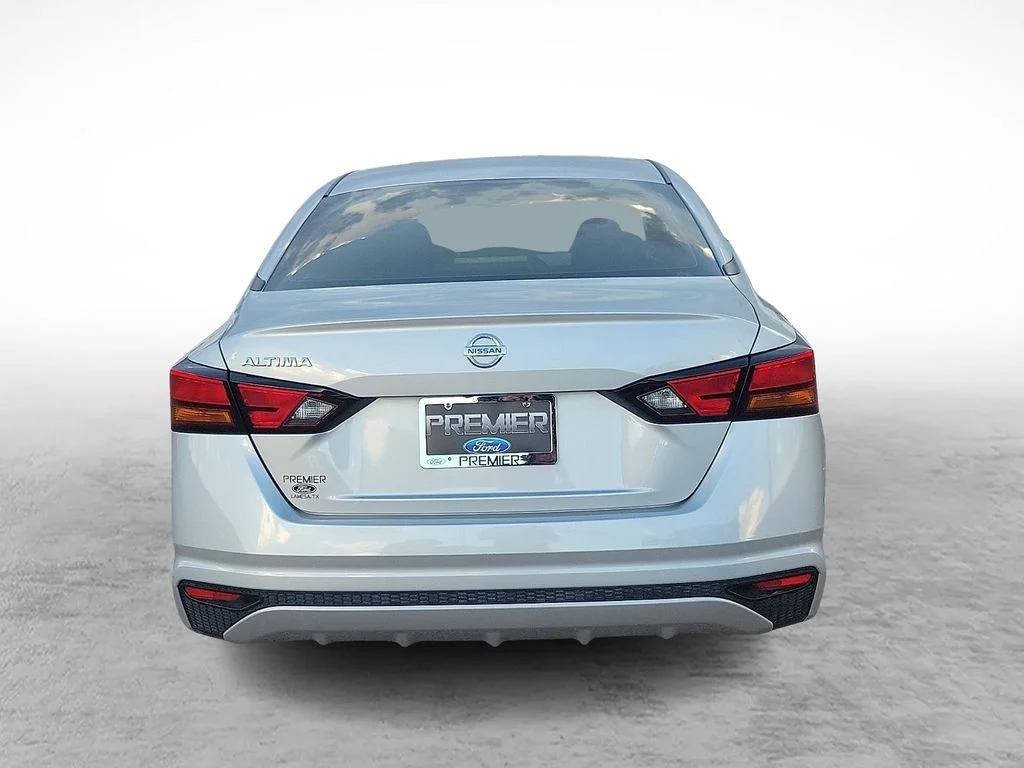 Used 2022 Silver Nissan 2.5 S image 9