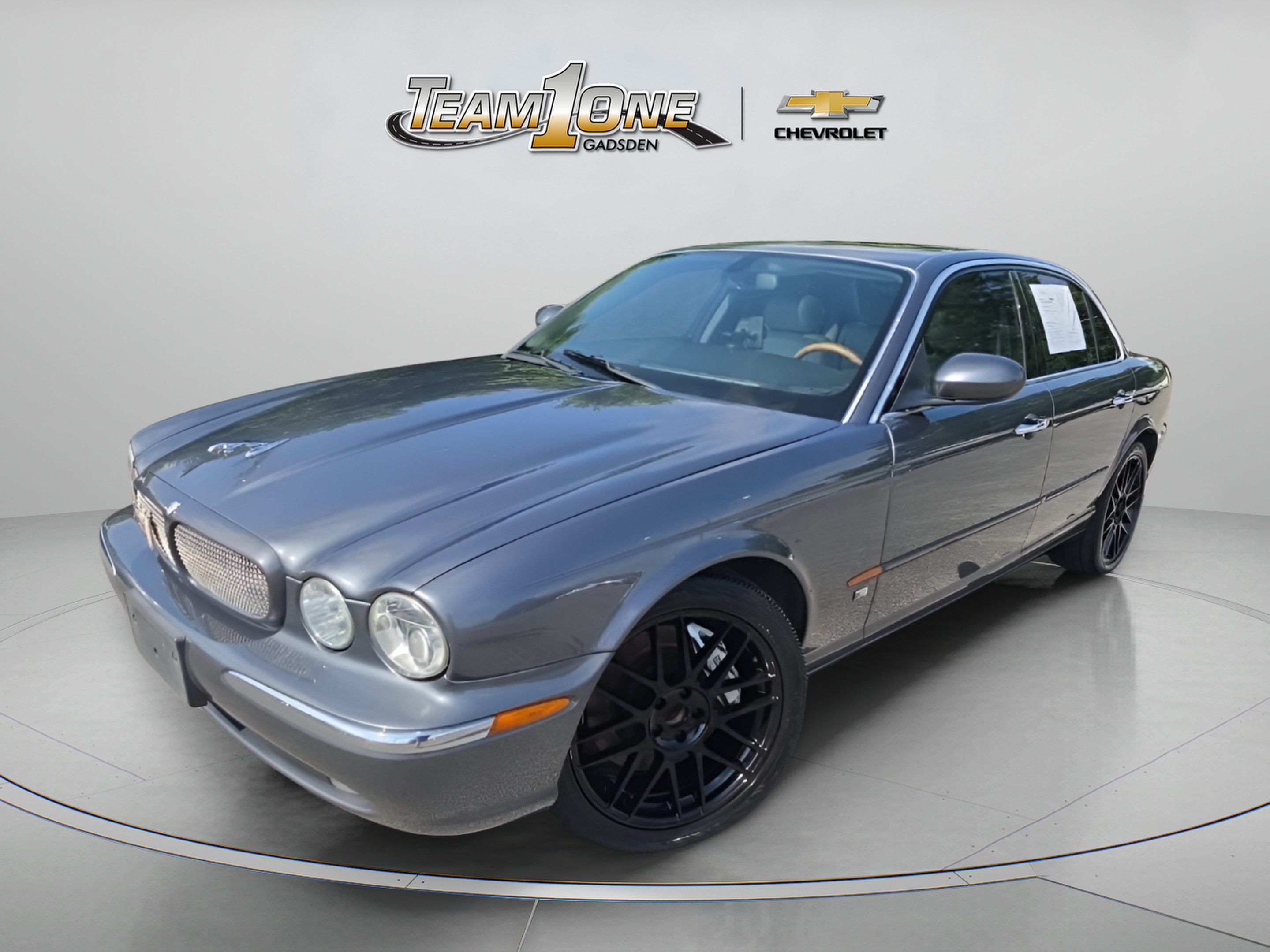 Used 2004  Jaguar XJR image 3