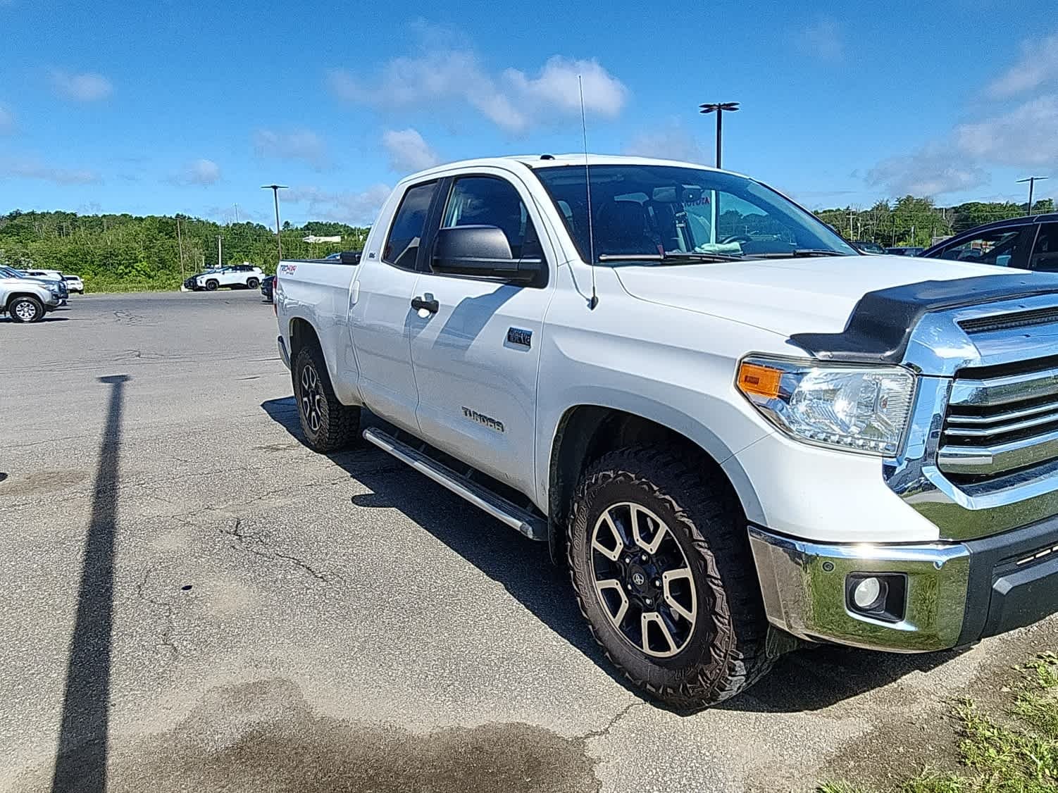 Used 2016 White Toyota SR5 image 3