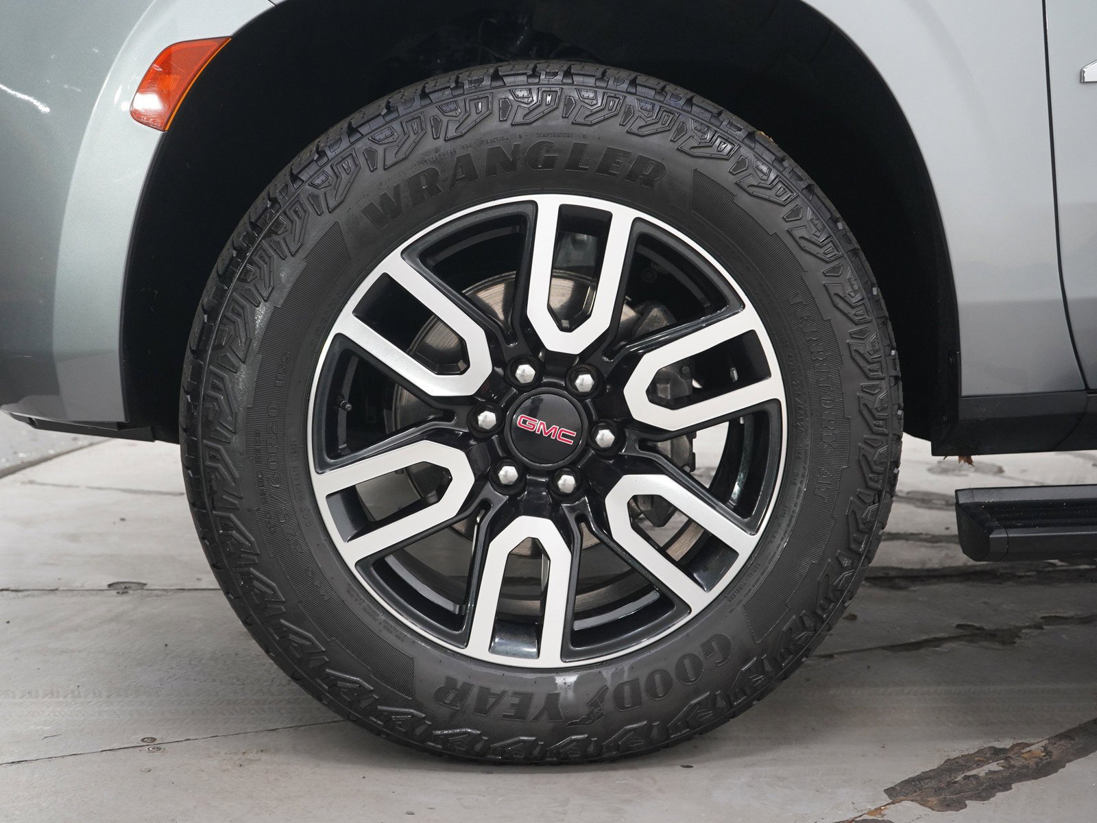 Used 2023 Sterling Metallic GMC AT4 image 32