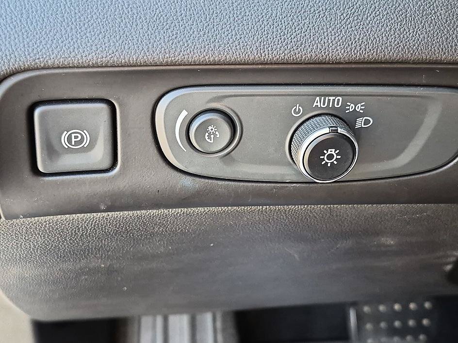 Certified Used 2019 Includes Satin Nickel lower exterior accent color.) Buick Avenir image 21