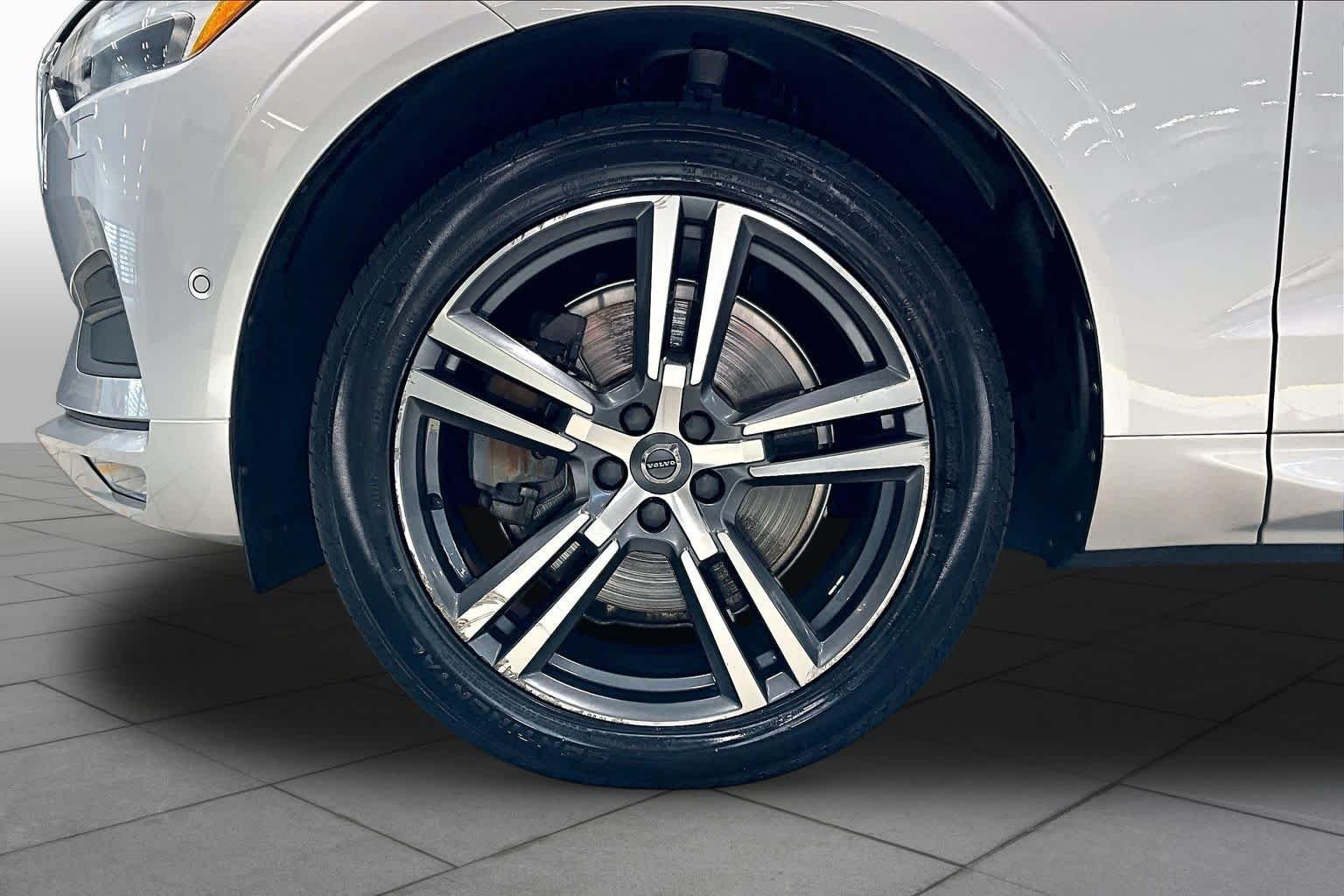 Used 2019 Bright Silver Metallic Volvo Momentum image 11