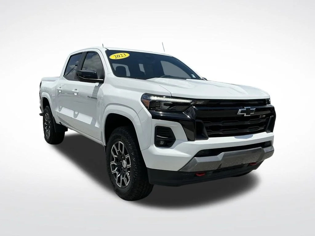 Used 2023 White Chevrolet Z71 image 16