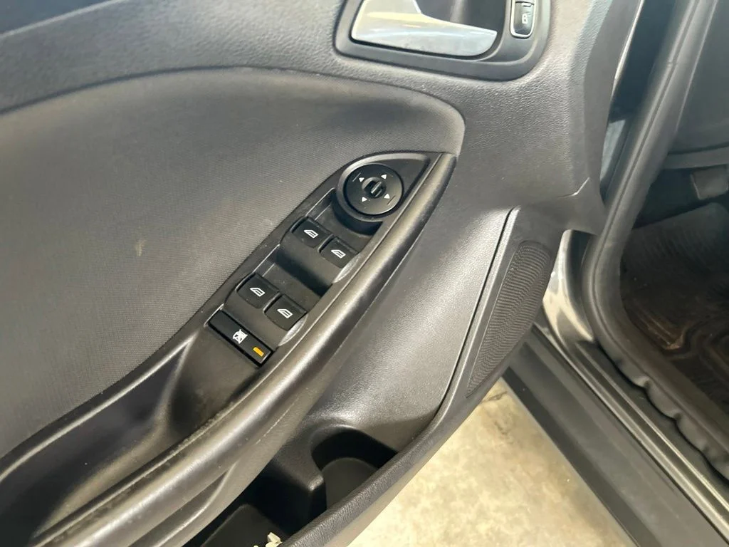 Used 2018 Gray Ford SE image 34