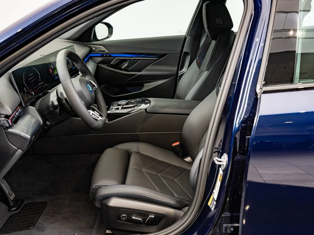 New 2027 Tanzanite Blue II Metallic BMW 550e xDrive image 21