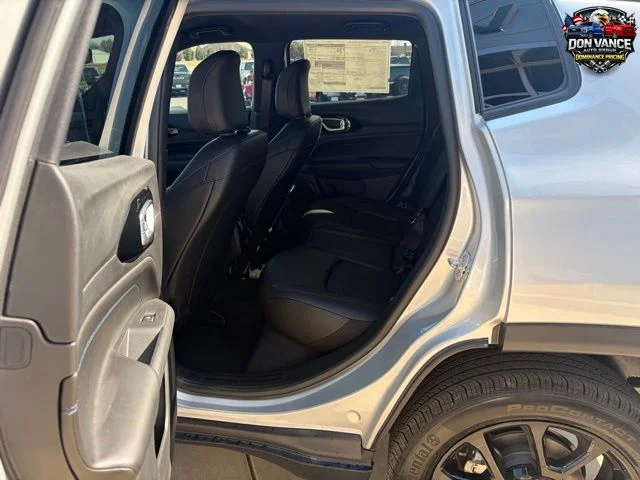 New 2026 Silver Zynith Metallic Clearcoat Jeep Latitude image 21