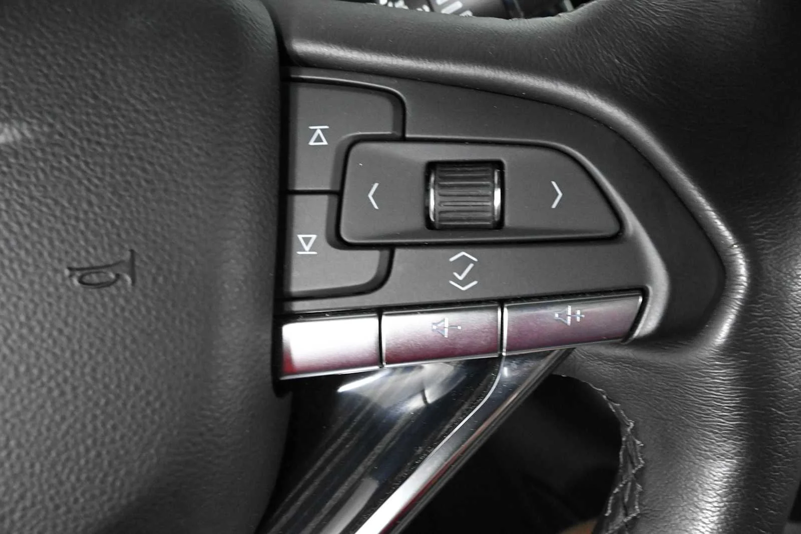 Used 2024 Argent Silver Metallic Cadillac FWD Premium Luxury image 27