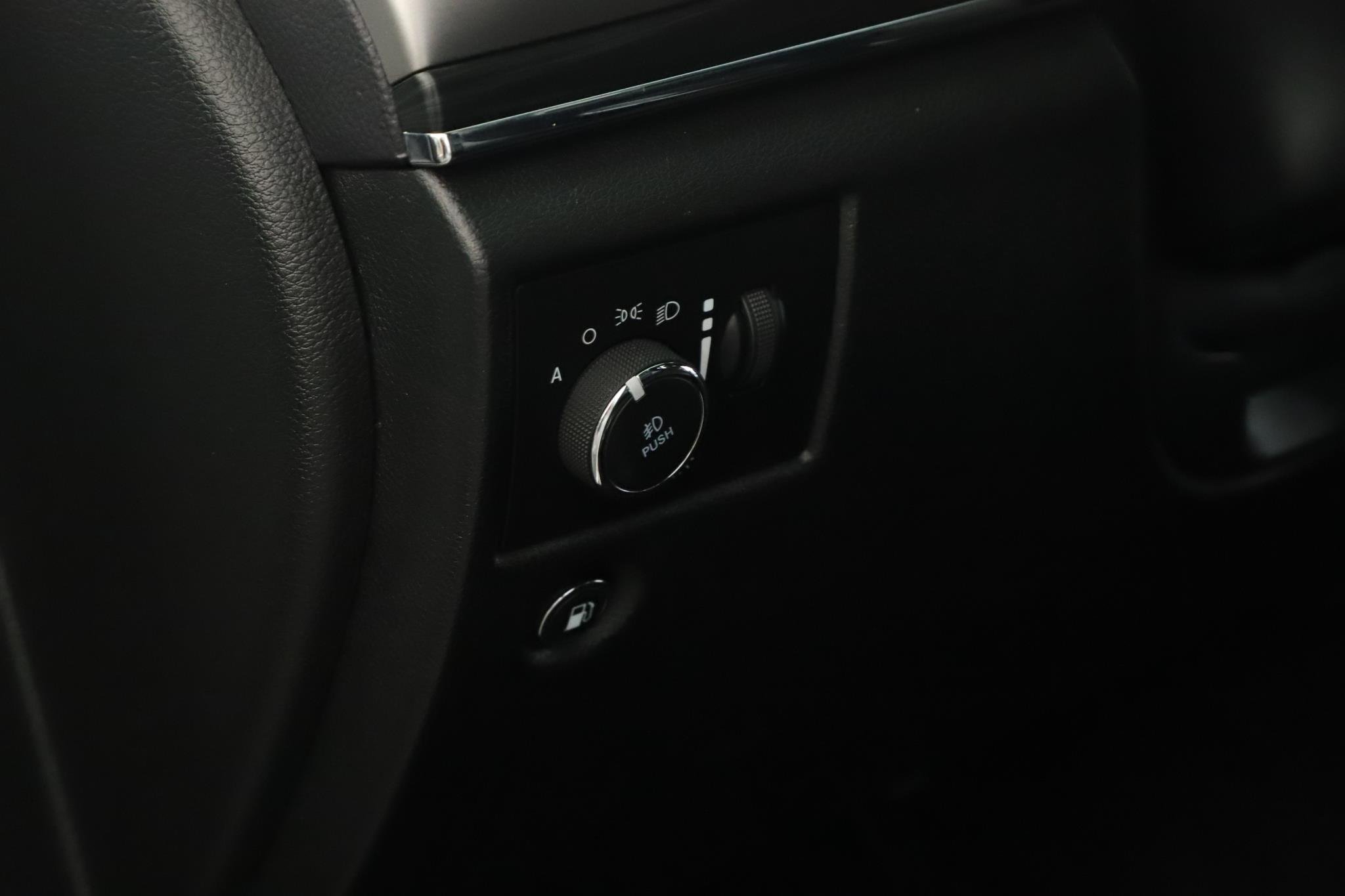 Used 2020 White Jeep Limited 4x4 image 9
