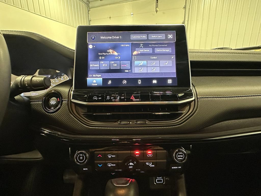 Used 2023  Jeep Altitude image 30