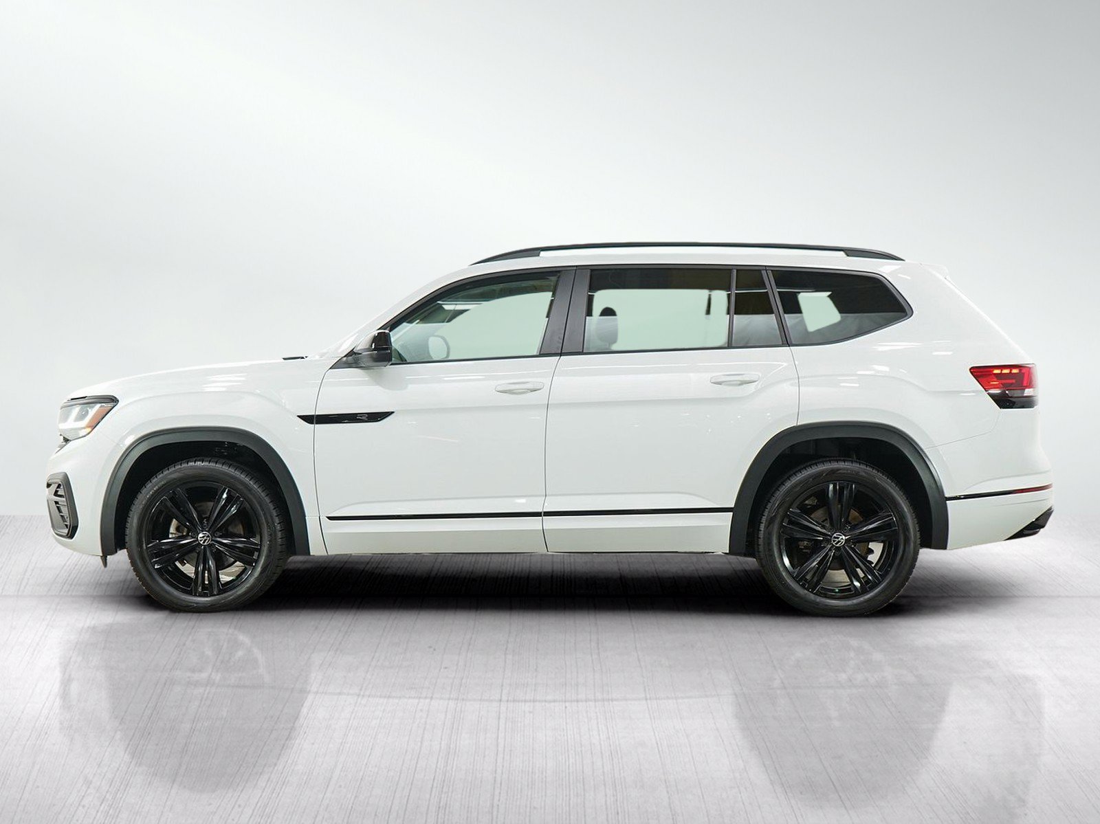 Used 2023 Volkswagen Atlas Highline with VIN 1V2SR2CA5PC515940 for sale in Minneapolis, Minnesota