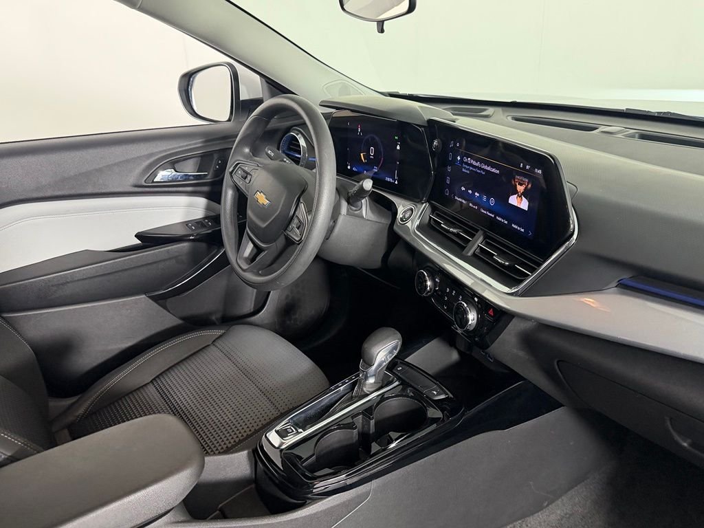 2025 Chevrolet Trax LT - Photo 32