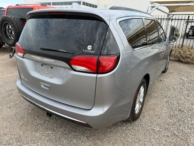 Used 2017 Silver Chrysler Touring L image 3