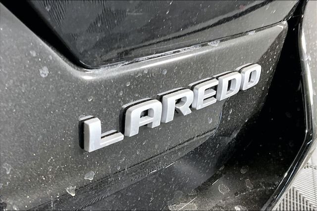 New 2026 Diamond Black Crystal Pearl-Coat Exterior Paint Jeep Laredo image 10