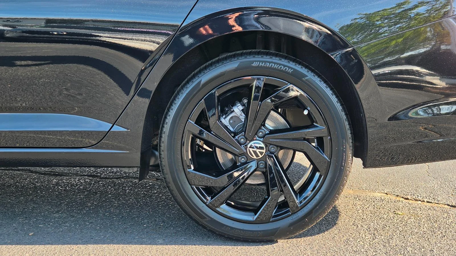 New 2026 Deep Black Pearl Volkswagen SE image 13