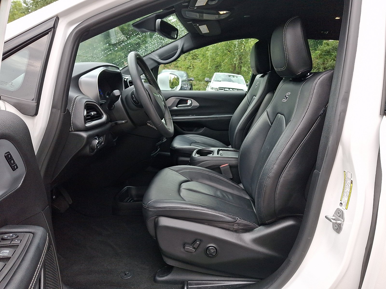 Used 2022 Bright White Clearcoat Chrysler Touring L image 15