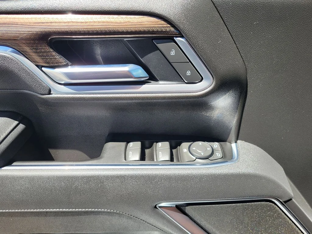 Used 2025 Summit White Chevrolet LT image 18