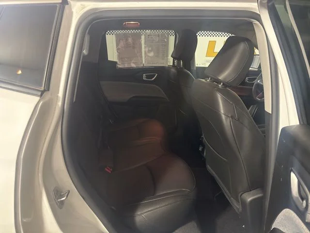 Used 2022 Bright White Clearcoat Jeep Latitude image 28