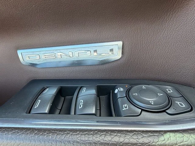 Used 2023 White GMC Denali image 23