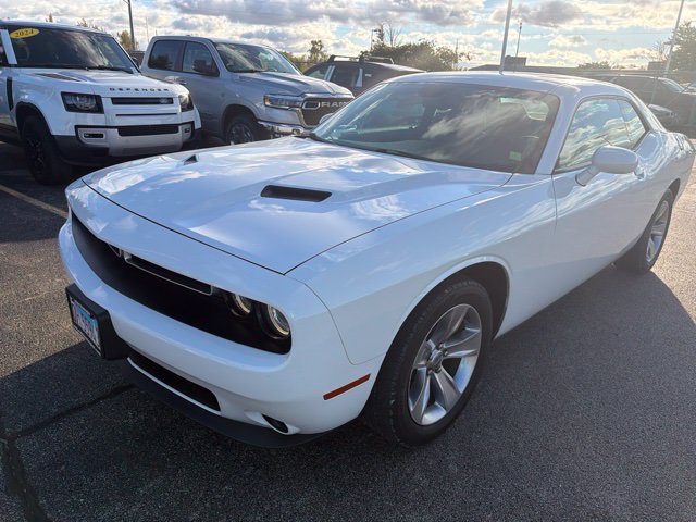 Used 2016 White Dodge SXT image 2