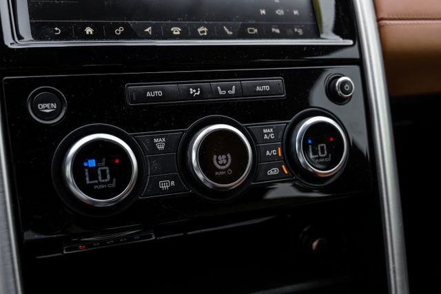 Used 2019 White Land Rover HSE Luxury image 35