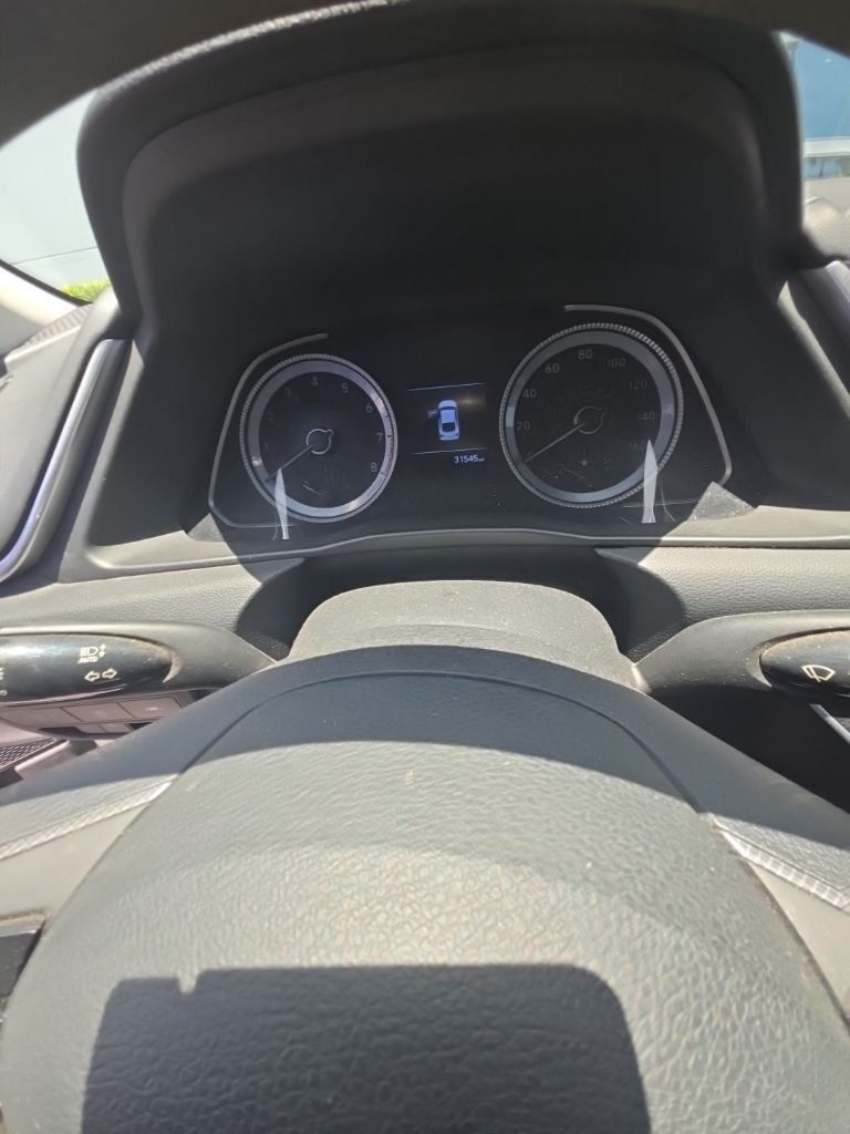 Used 2021 Silver Hyundai SE image 13