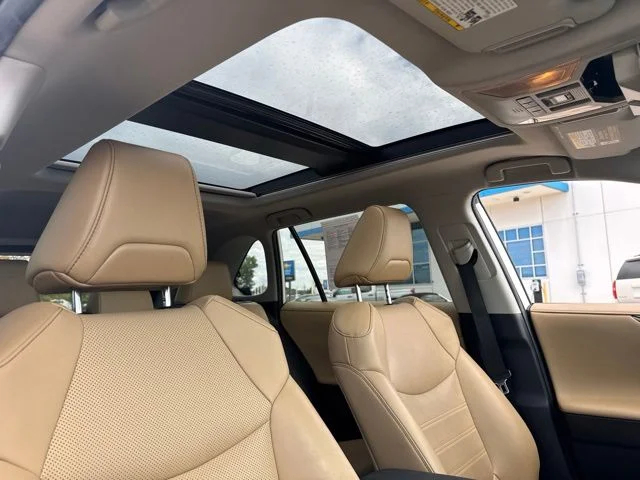 Used 2021  Toyota Limited image 19