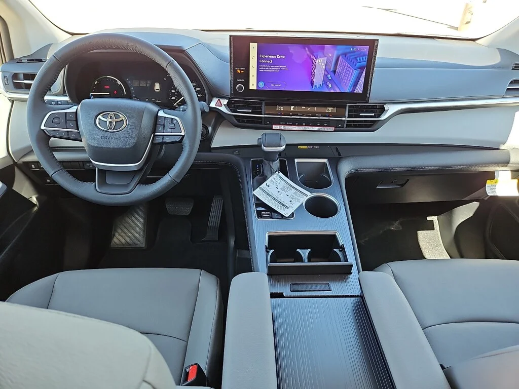 New 2026 Wind Chill Pear Toyota XLE 8 Passenger image 5