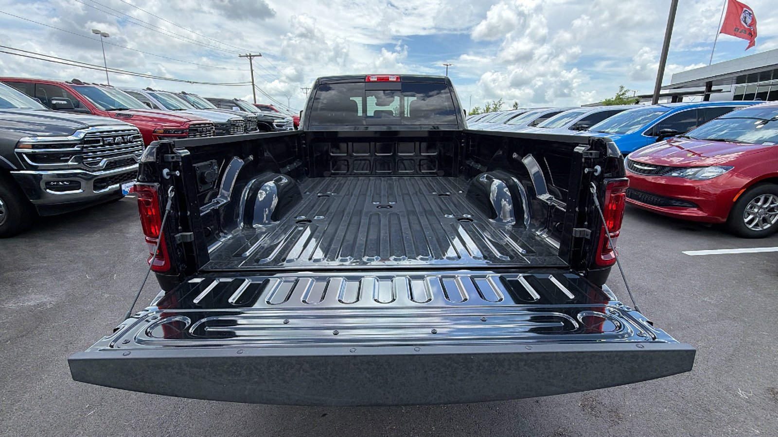 New 2026 Diamond Black Crystal Pearl-Coat Exterior Paint RAM Tradesman image 21