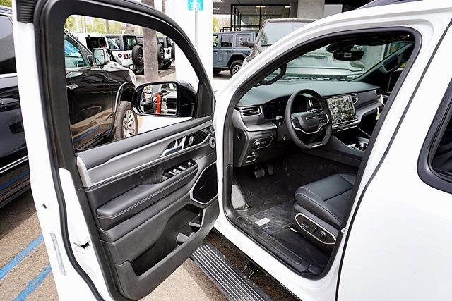 New 2026 Bright White Clear-Coat Exterior Paint Jeep Limited Reserve image 45