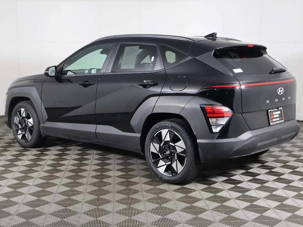 Used 2024 Black Hyundai SEL image 10