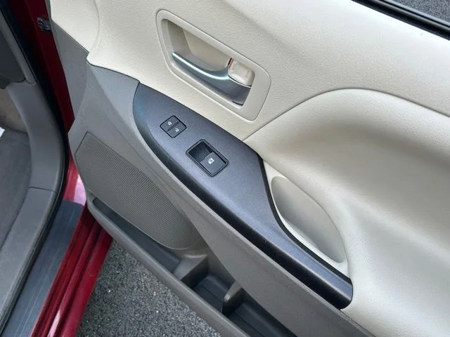 Used 2015 Red Toyota LE image 30