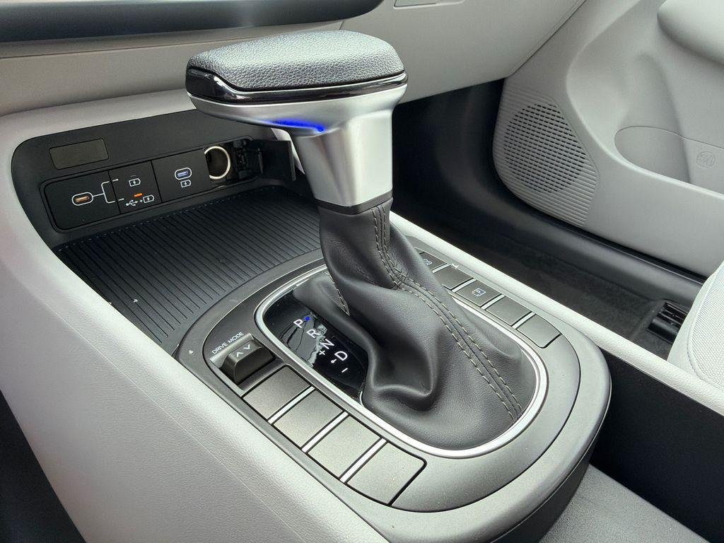 New 2026 Black Hyundai SE FWD image 30