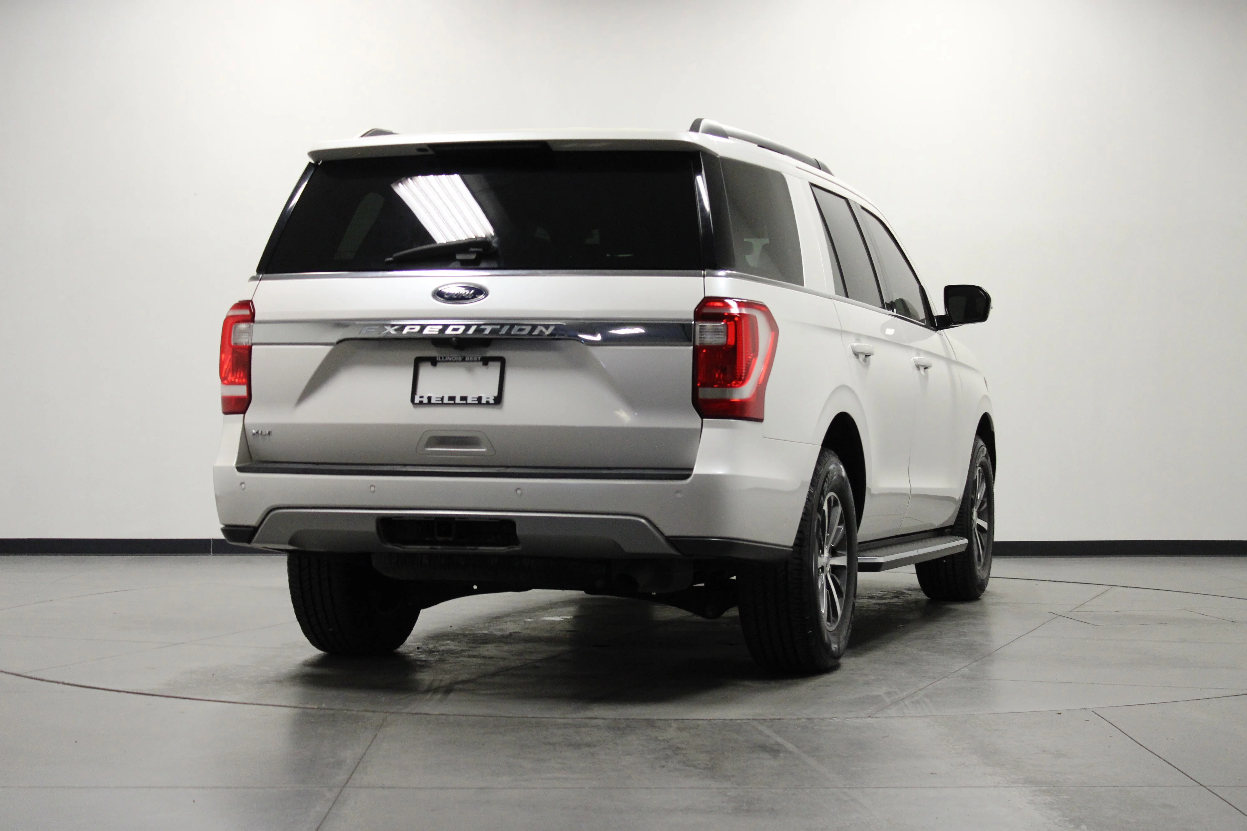Used 2019 White Platinum Metallic Tri-Coat Ford XLT image 4