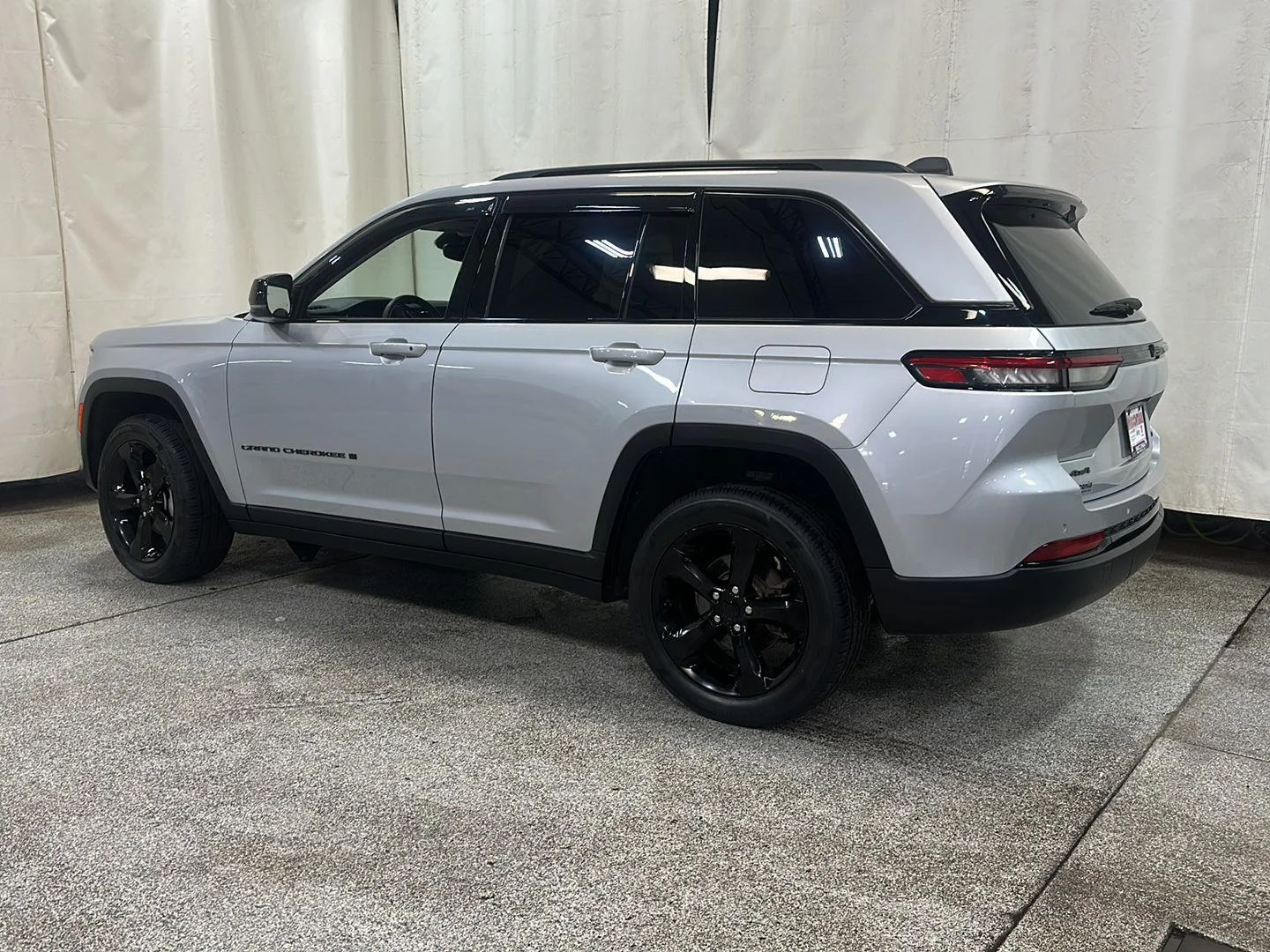 Used 2024 Silver Zynith Jeep Limited image 3