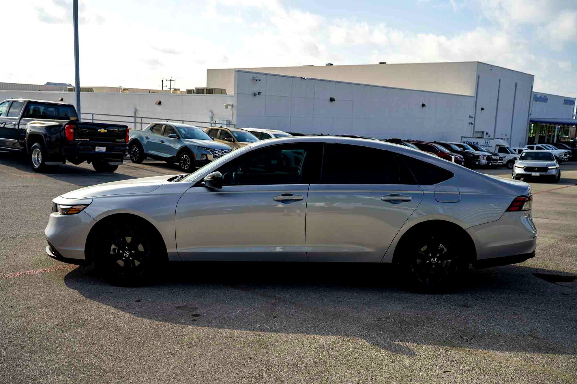 Used 2025 Silver Metallic Honda SE image 7