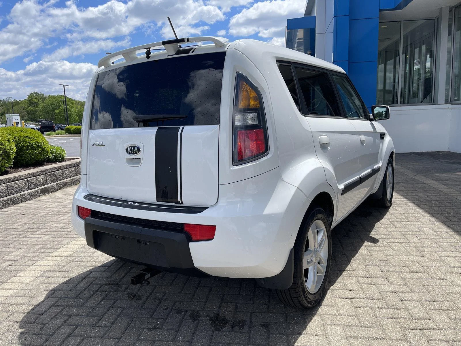 Used 2010 Clear White Kia + image 5