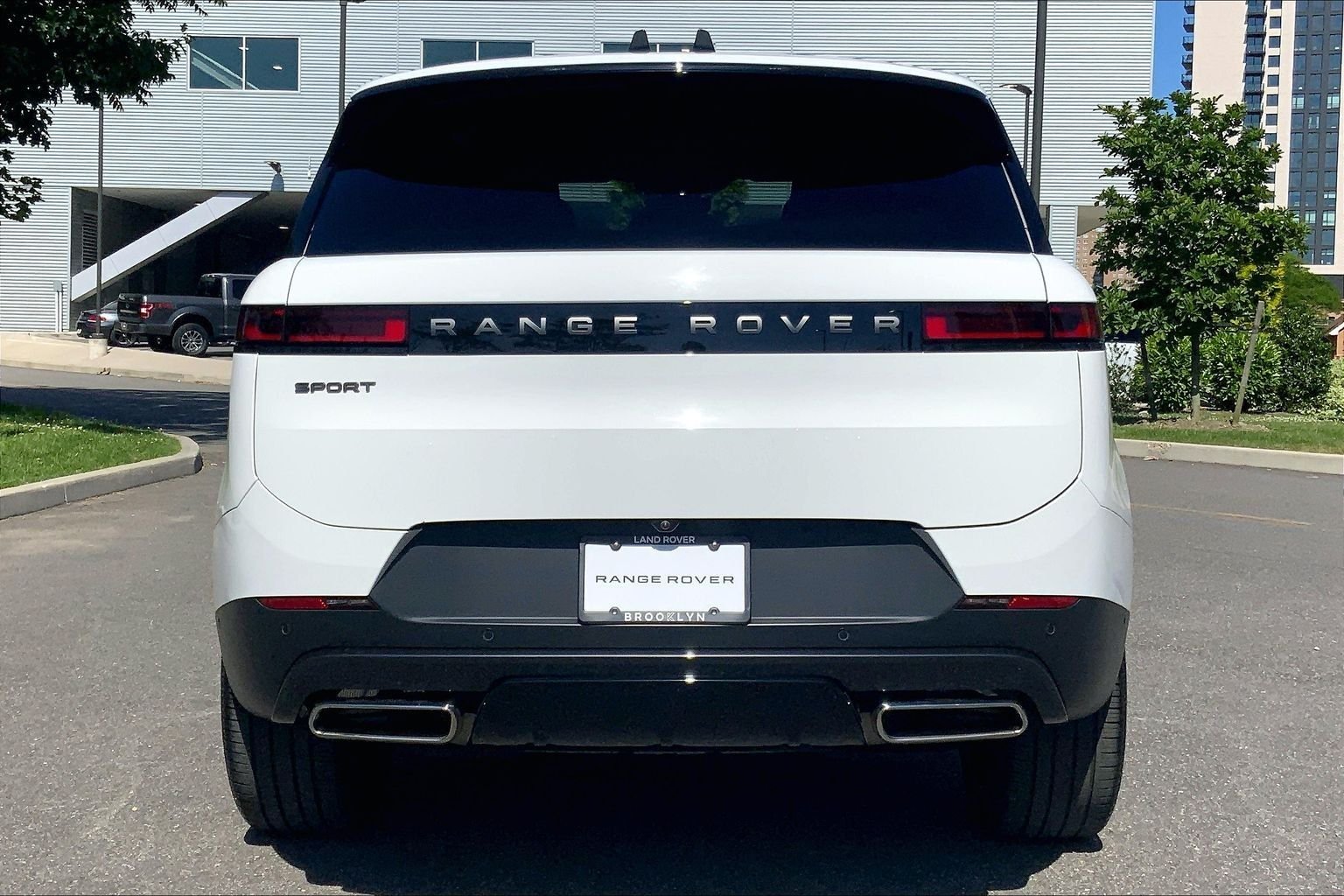 Certified Used 2025 Fuji White Land Rover SE image 4