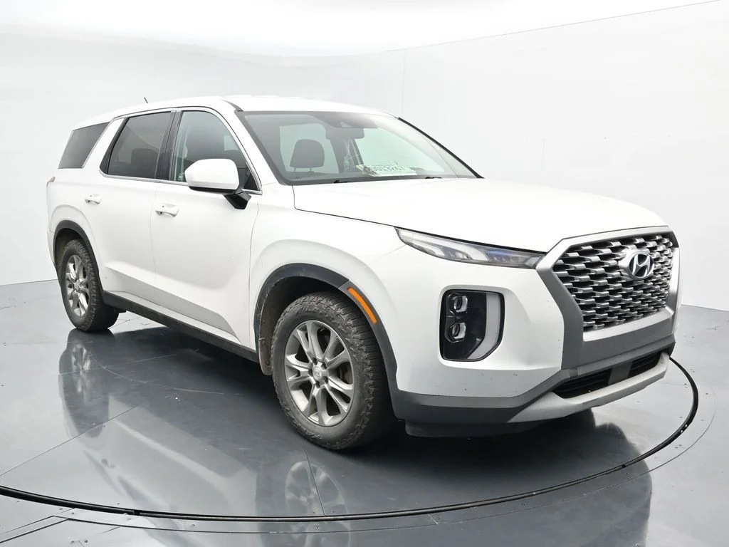 Used 2021 White Hyundai SE image 2