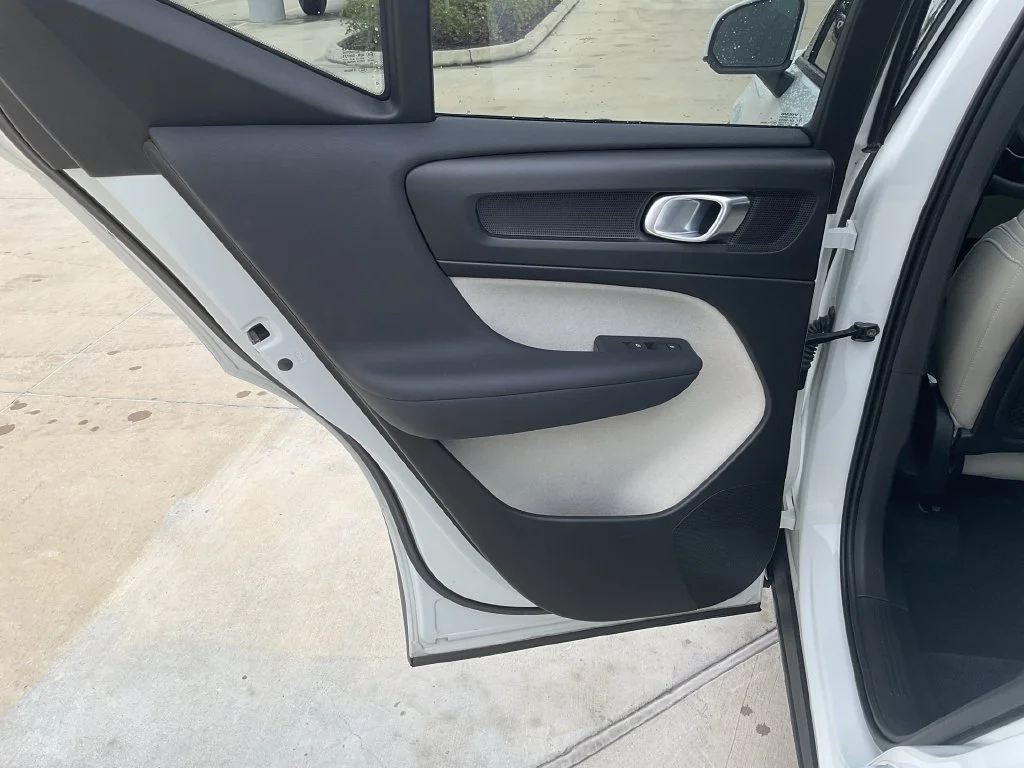 Used 2020 White Volvo Momentum image 15