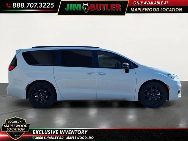 Used 2025  Chrysler Limited image 4