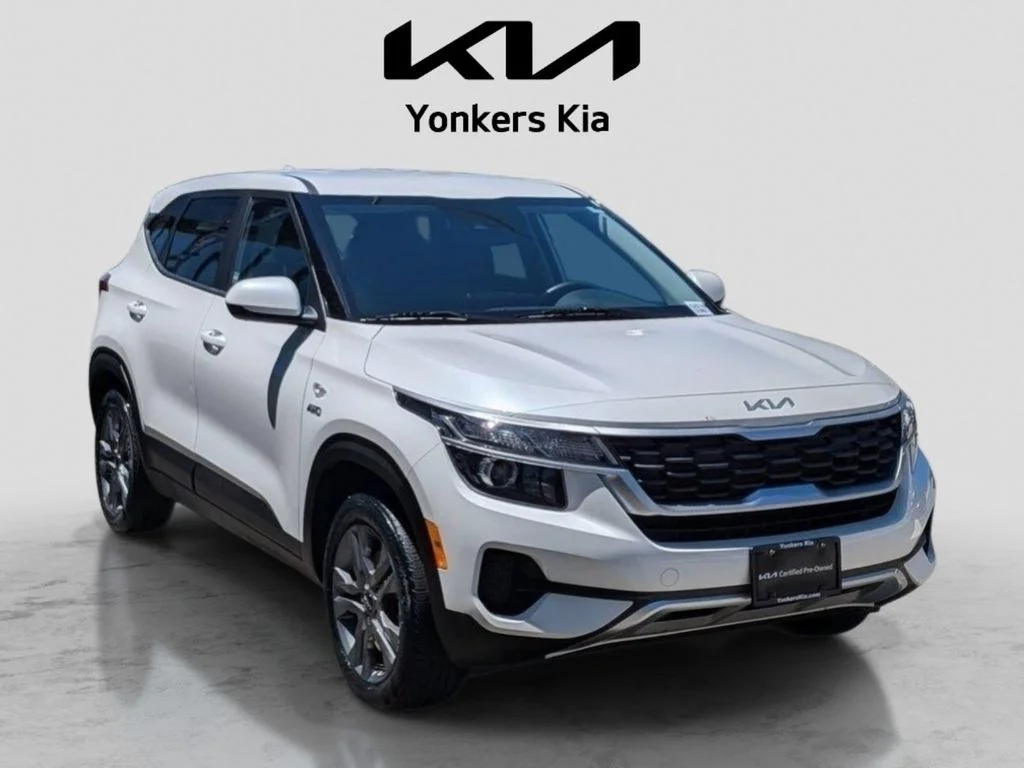 Used 2022 White Kia LX image 4