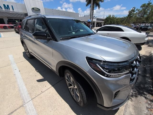 Used 2025 Silver Metallic Ford Platinum image 4