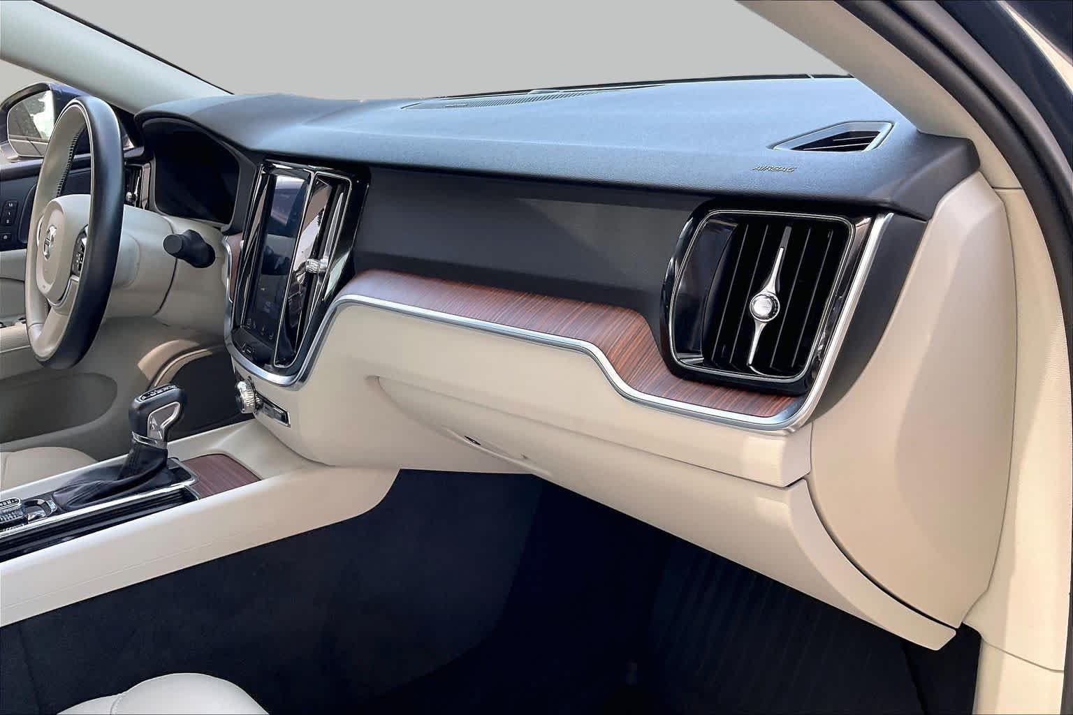Used 2019 Denim Blue Metallic Volvo Momentum image 19