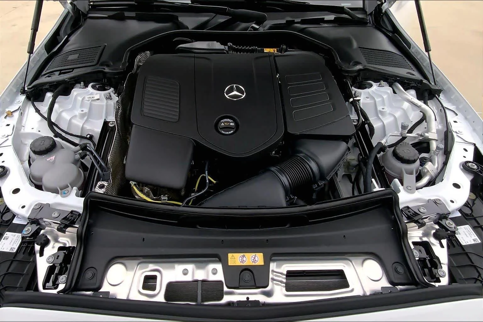 New 2026 MANUFAKTUR Moonlight White Metallic Mercedes-Benz C 300 image 16